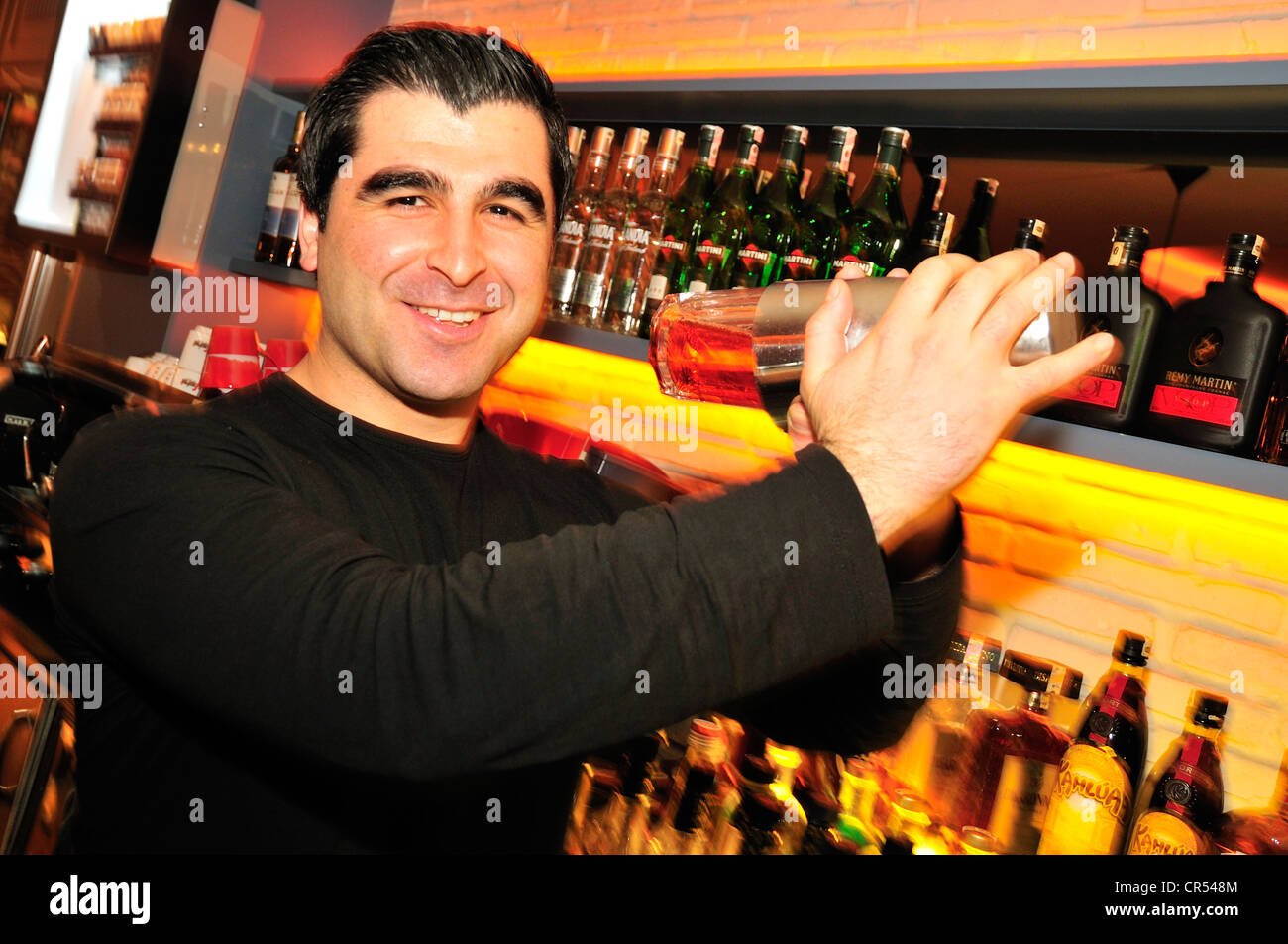 Barista nel punto mediano night club nel quartiere alla moda di Sisli, Istanbul, Turchia, Europa Foto Stock