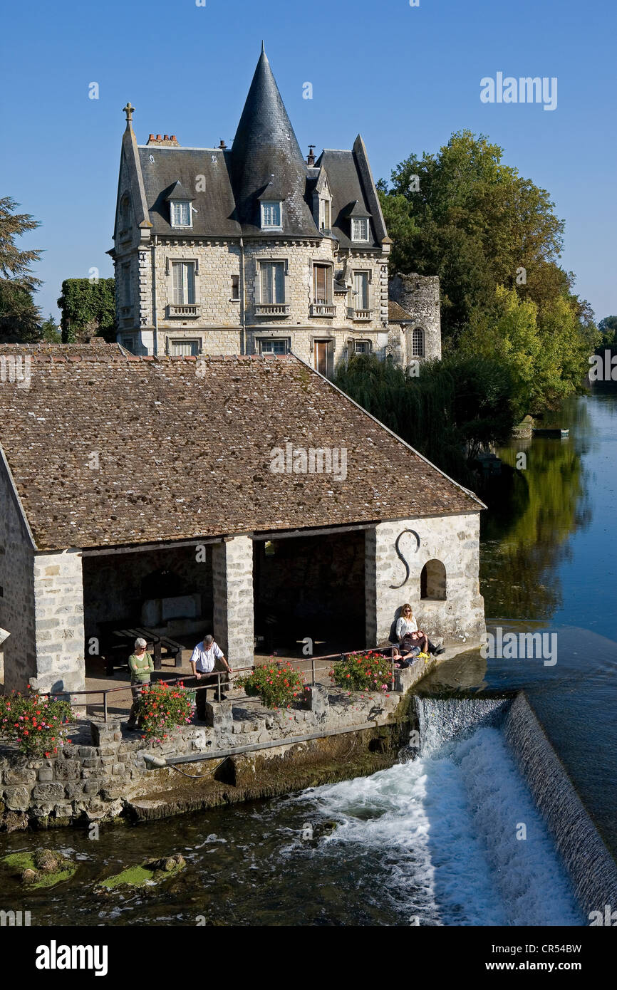 Francia, Seine et Marne, Moret sur LOING, middle class house sul fiume Loing banche Foto Stock