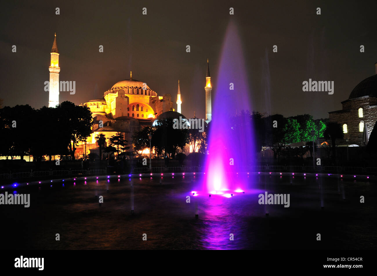 Hagia Sophia, ex chiesa bizantina, poi moschea e oggi sede di un museo, di notte, Istanbul, Turchia, Europa Foto Stock