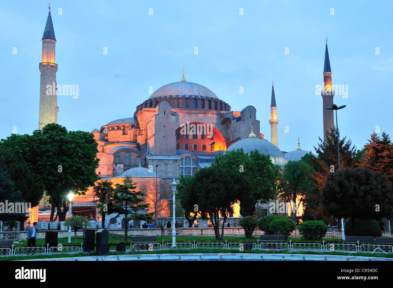 Hagia Sophia o Basilica di Santa Sofia, una volta che una chiesa bizantina, più tardi una moschea e ora un museo, nell'ultima luce del giorno, Istanbul Foto Stock