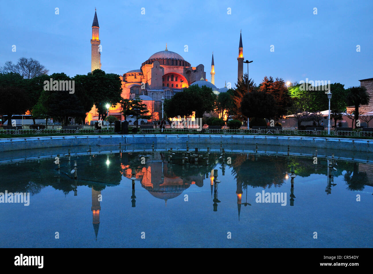 Hagia Sophia o Basilica di Santa Sofia, una volta che una chiesa bizantina, più tardi una moschea e ora un museo, nell'ultima luce del giorno, Istanbul Foto Stock