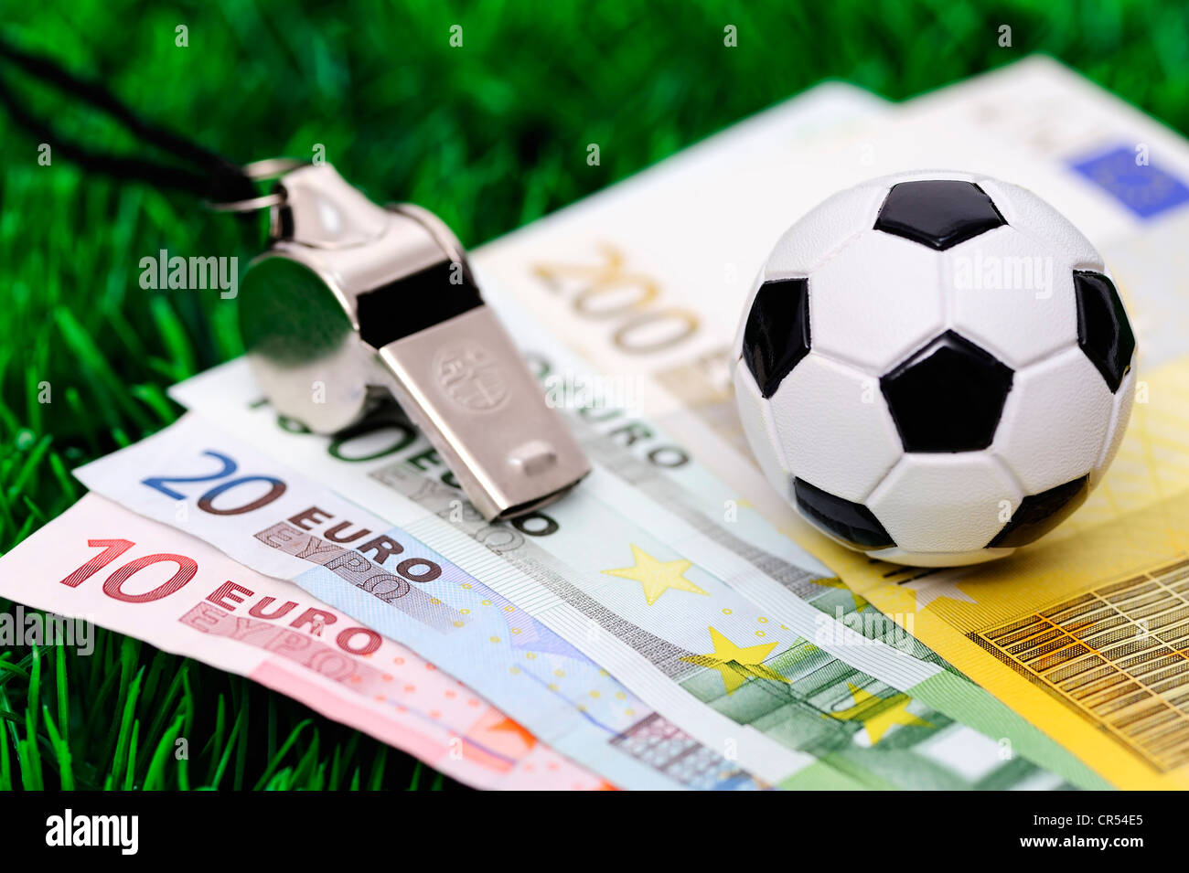 Il calcio di banconote in euro, immagine simbolica per uno scandalo di  scommesse Foto stock - Alamy