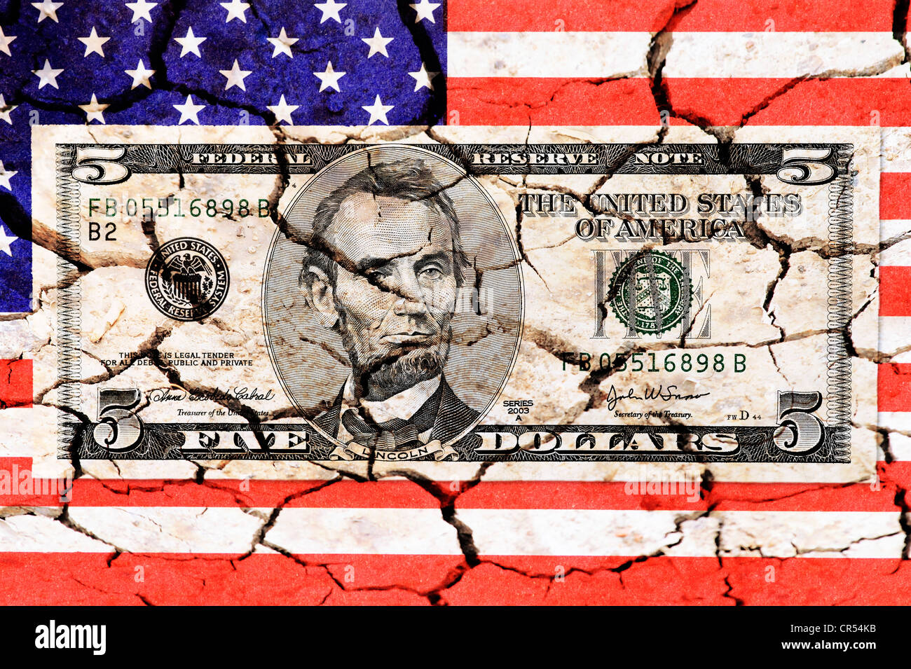 Cinque dollari su una bandiera statunitense con crepe, immagini simboliche per noi il debito nazionale Foto Stock