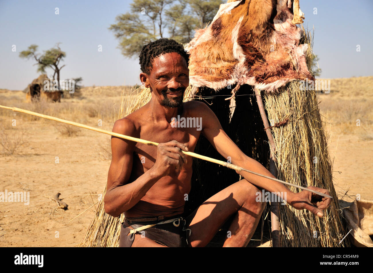 Boscimane dall'Khomani San tribù con lancia nel Kalahari, Sud Africa e Africa Foto Stock