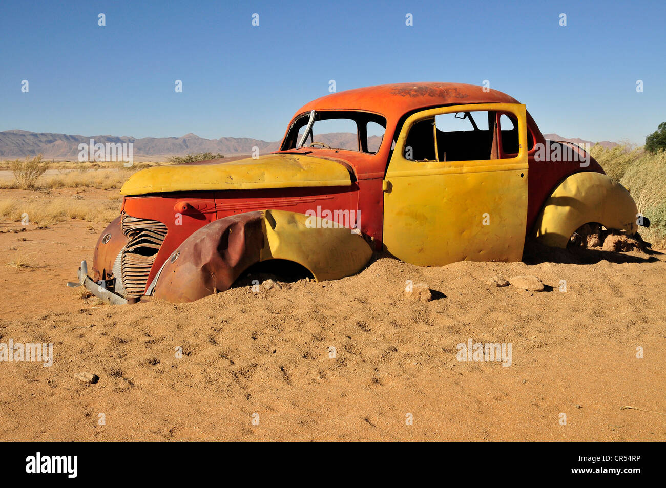 Vecchia auto nella sabbia del deserto del Namib, a solitario, Namibia, Africa Foto Stock