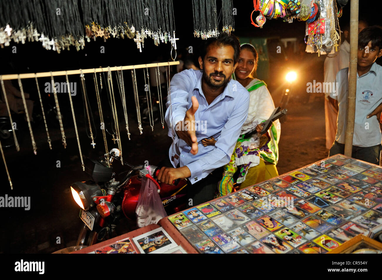 Famiglia giovane su una moto in una fase di stallo che offrono prodotti di cristiana, quartiere cristiano di Youhanabad, , il Pakistan, Asia Foto Stock
