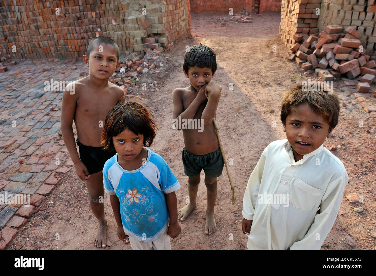 I bambini che vivono con le loro famiglie sotto la schiavitù-come la pratica della schiavitù del debito in una fabbrica di mattoni, Lahore, Pakistan, Asia Foto Stock