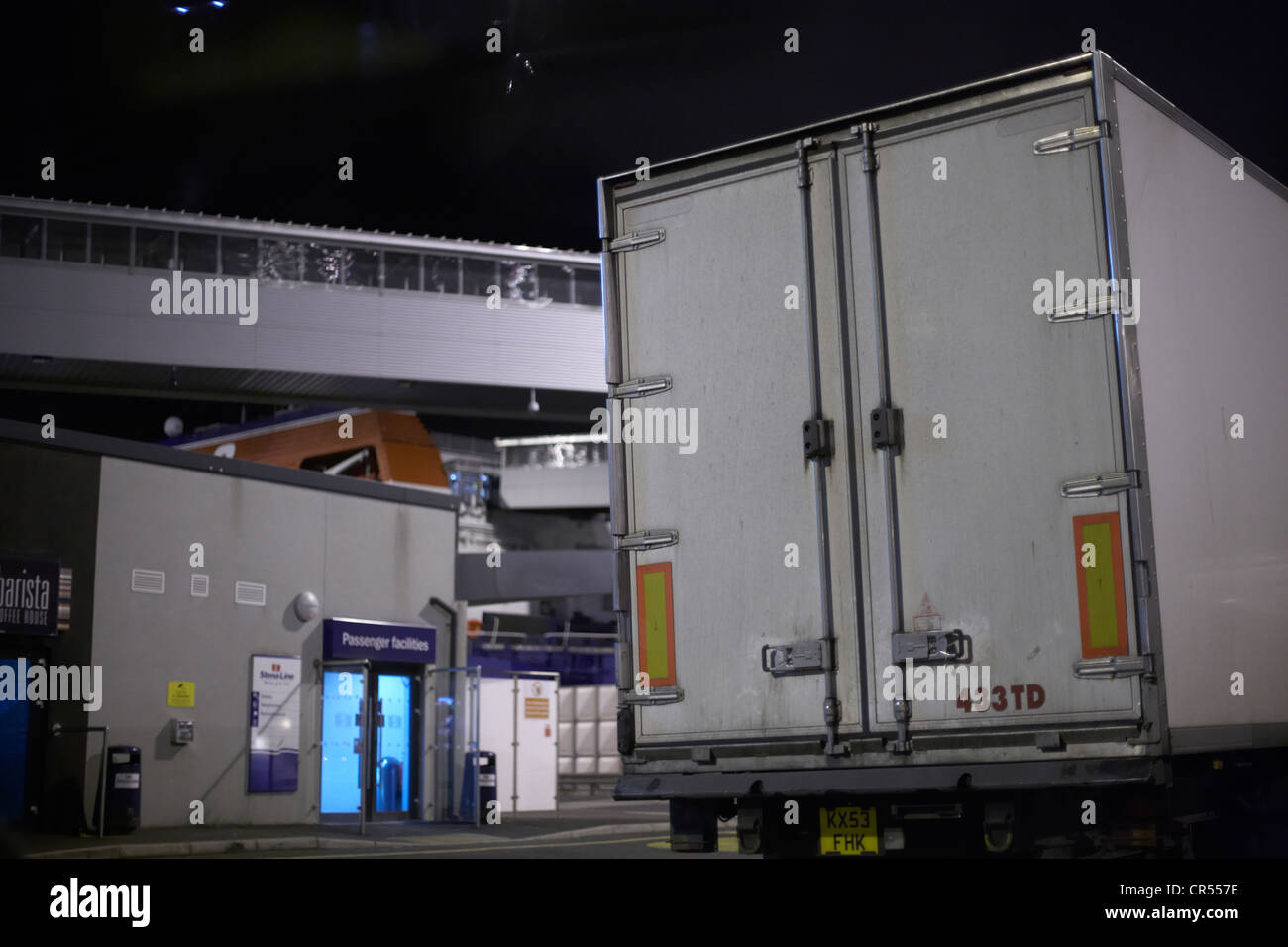 Autocarro a Stena Line terminal durante la notte nel porto di Belfast Irlanda del Nord Regno Unito Foto Stock