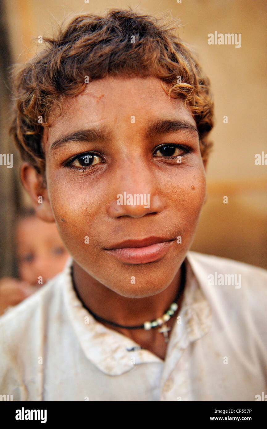 Ritratto, ragazzo cristiano che lavora con la sua famiglia sotto la schiavitù-come la pratica della schiavitù del debito in una fabbrica di mattoni, Lahore Foto Stock