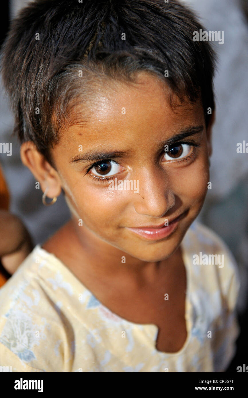 Ritratto, Christian ragazza che lavora con la sua famiglia sotto la schiavitù-come la pratica della schiavitù del debito in una fabbrica di mattoni, Lahore Foto Stock