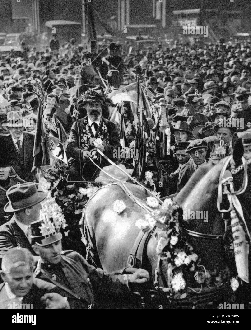 Hartmann, Gustav, 4.8.1859 - 23.12.1938, Berlino cocchiere, chiamato 'il Gustav di ferro', arrivo a Berlino, 1928, Foto Stock