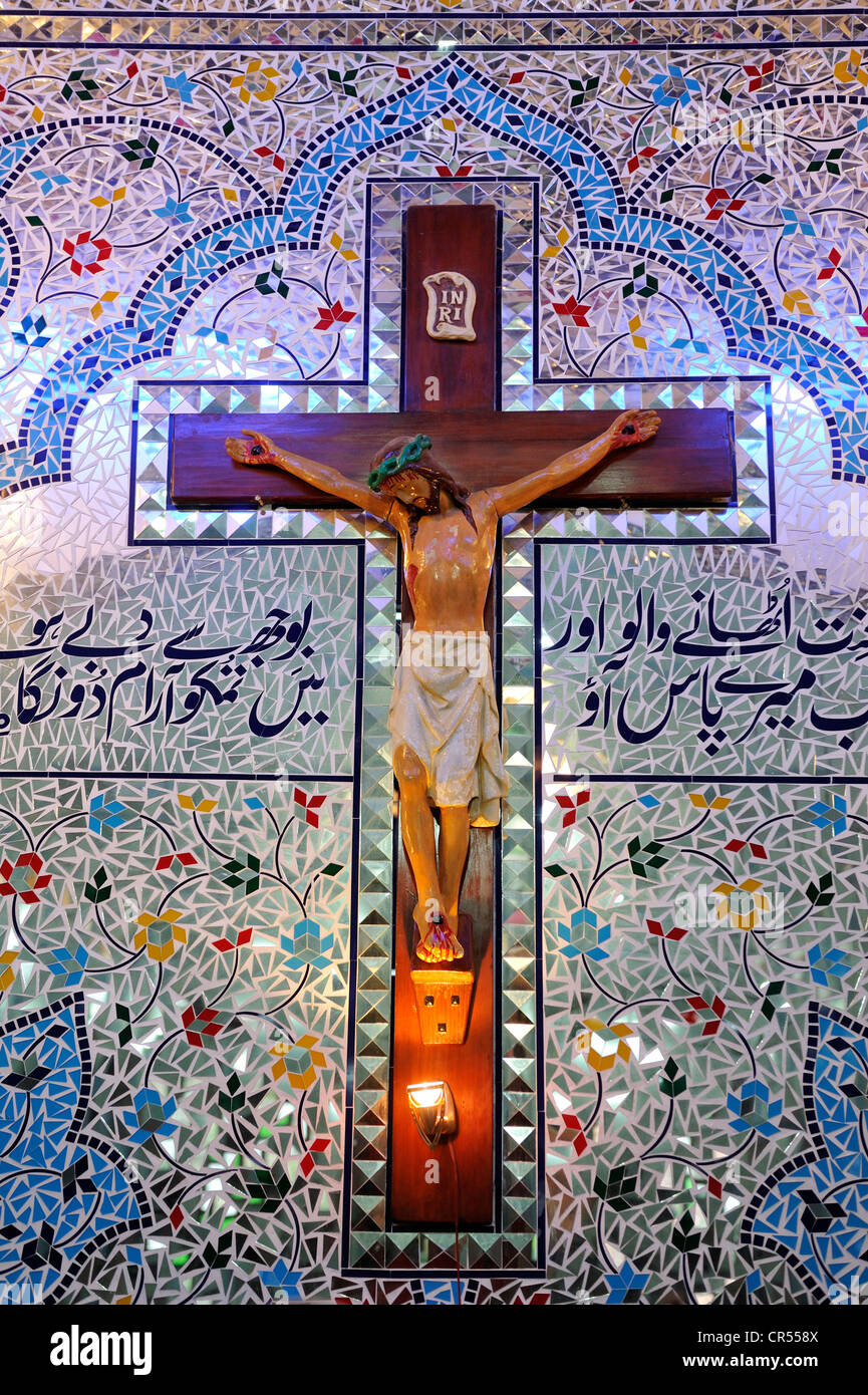 Crocifisso e i caratteri arabi nella chiesa parrocchiale di San Giovanni, la comunità cristiana di Youhanabad, , il Pakistan, Asia Foto Stock