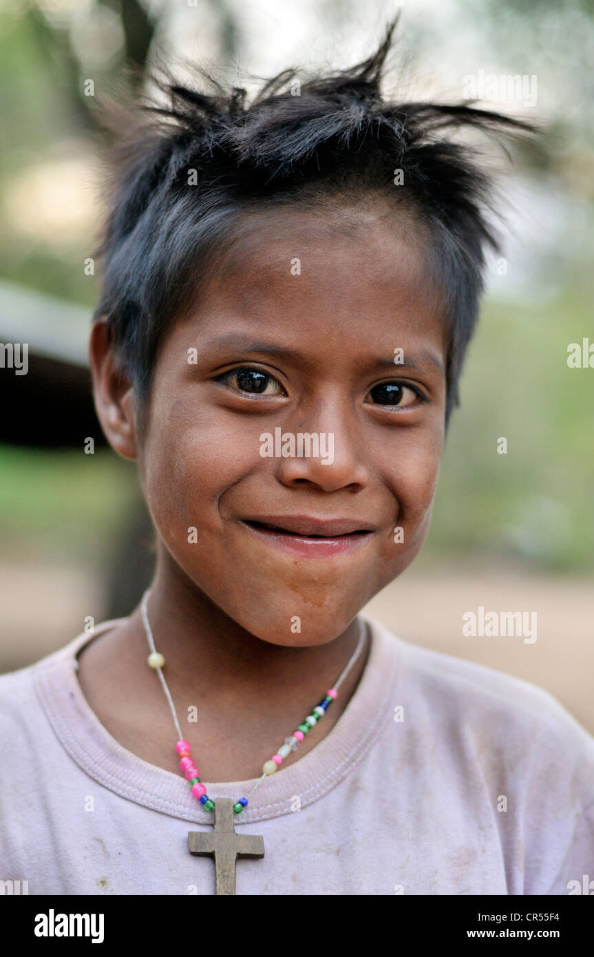 Ritratto di un ragazzo indigeni dal Wichi tribù di Indiani che indossa un crocifisso in legno su una collana, Comunidad Chuchuy Foto Stock