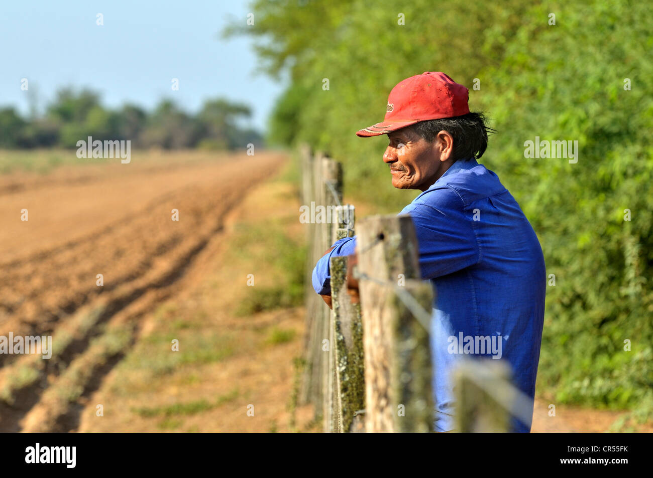 Land grabbing, Pedro Segundo del Wichi tribù indiani, il cacique, leader nella Comunità europea, della comunità di San José, sta in piedi in una Foto Stock