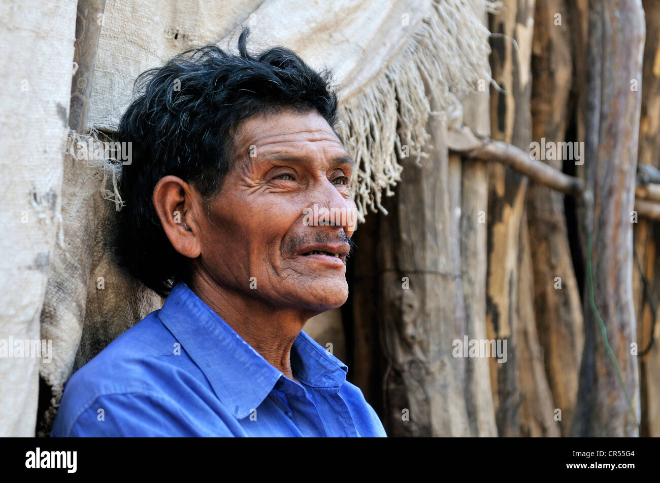Ritratto di un cacique, leader comunitari, dall'Wichi tribù indiani, 60 anni, la comunità di San José, Gran Chaco, Salta Foto Stock