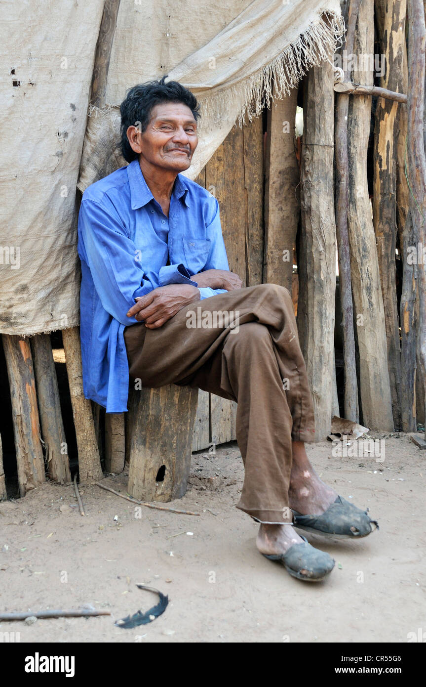 Un cacique, leader comunitari, dall'Wichi tribù indiani, 60 anni, la comunità di San José, Gran Chaco, Salta, Argentina Foto Stock
