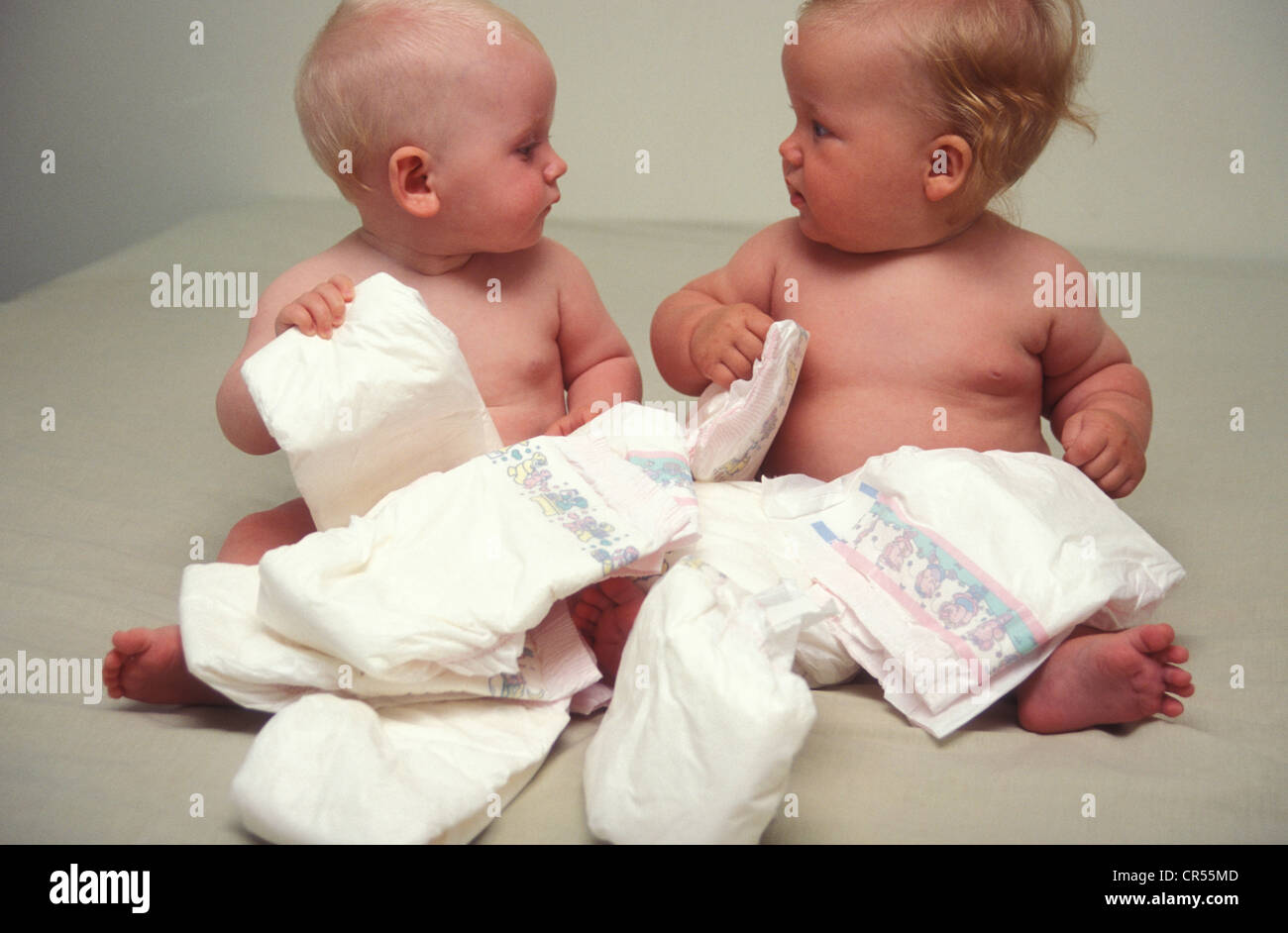 Due bambini giocando con i pannolini usa e getta Foto Stock