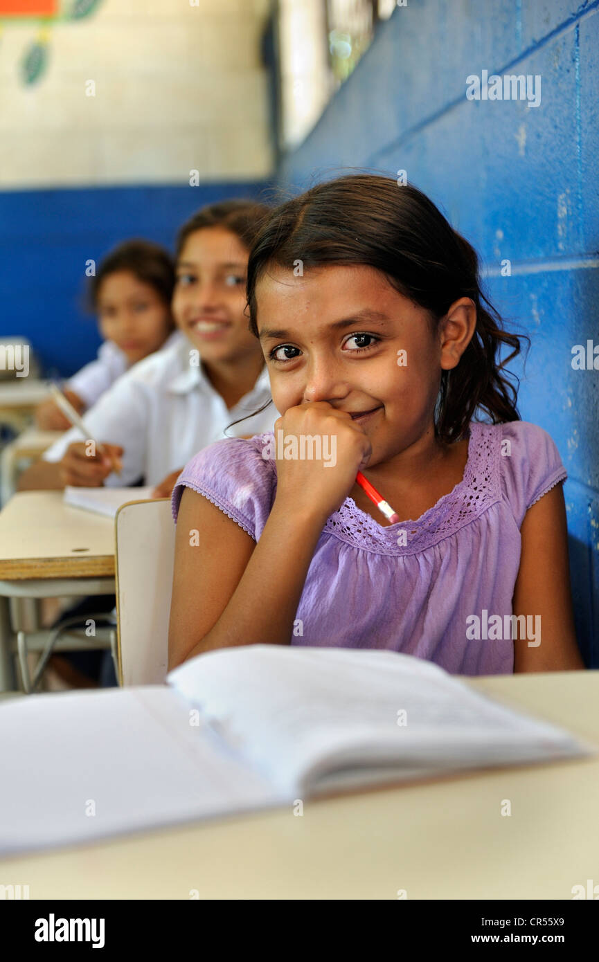 Le ragazze nella scuola di Las Mesitas, Bajo Lempa, El Salvador, America Centrale e America Latina Foto Stock