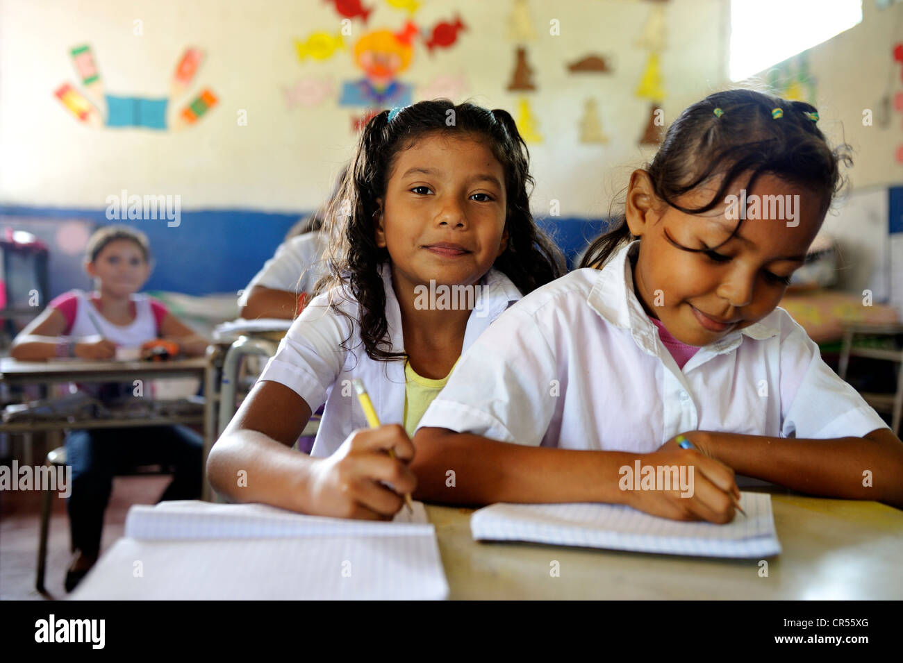 Due ragazze la condivisione di un banco a scuola, scuola di Las Mesitas, Bajo Lempa, El Salvador, America Centrale e America Latina Foto Stock