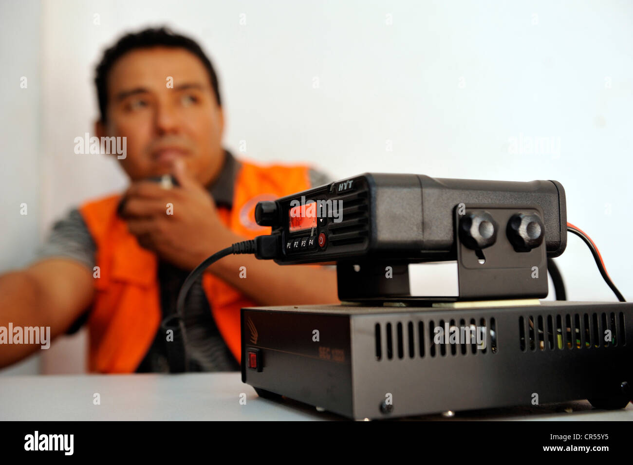 Javier Torres, gestione di emergenza coordinatore, su una radio, Jiquilisco, El Salvador, America Centrale e America Latina Foto Stock