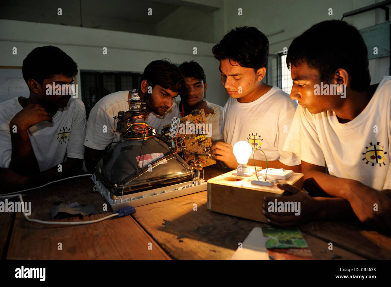 La formazione professionale come elettricista al Don Bosco Technical Center DBTC, formazione studenti di lavorare su un computer aperto Foto Stock