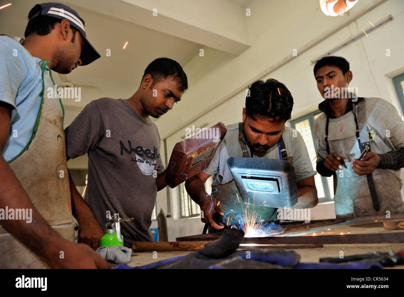 La formazione professionale come fabbri, formazione agli studenti di apprendere le tecniche di saldatura, Youhanabad, Lahore Punjab, Pakistan, Asia Foto Stock