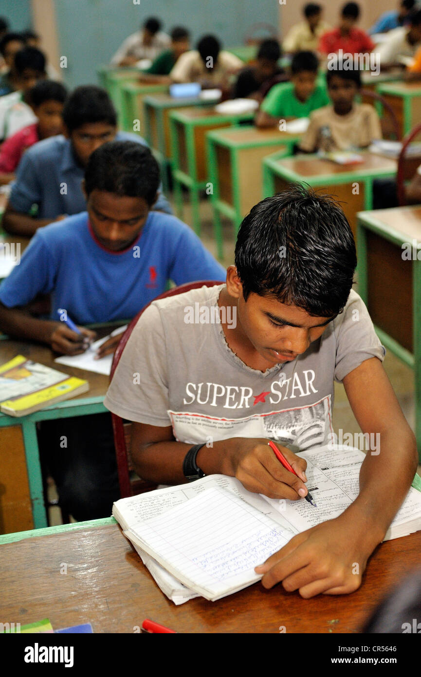 Scuola di insegnamento in una scuola media, Youhanabad, Lahore Punjab, Pakistan, Asia Foto Stock