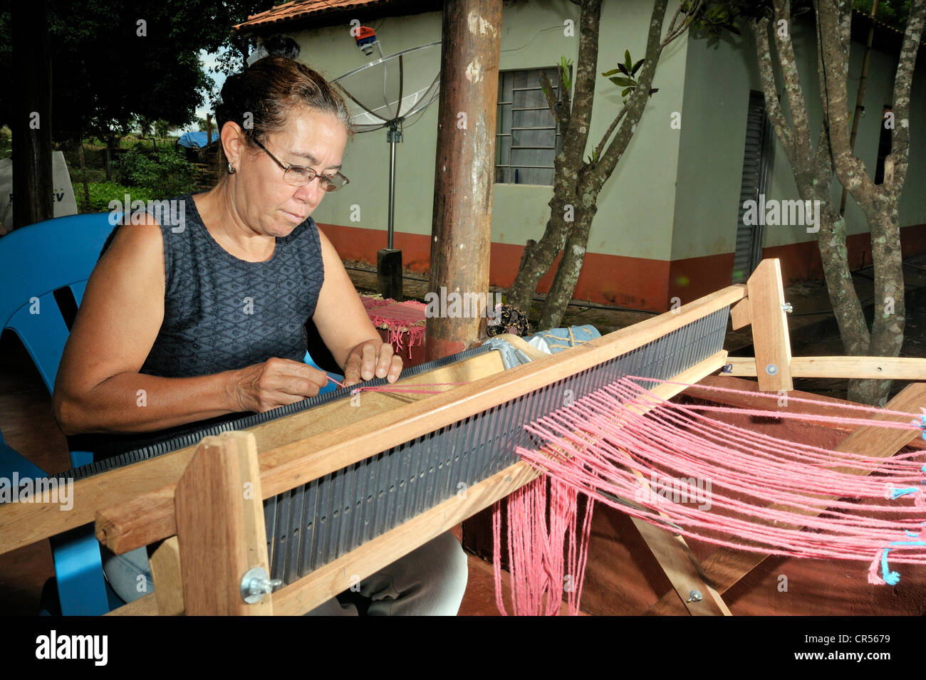 Arti e mestieri, donna tessitura tappeti tavolo da essiccato foglie di banano, liquidazione del Movimento dos Trabalhadores Rurais sem Foto Stock