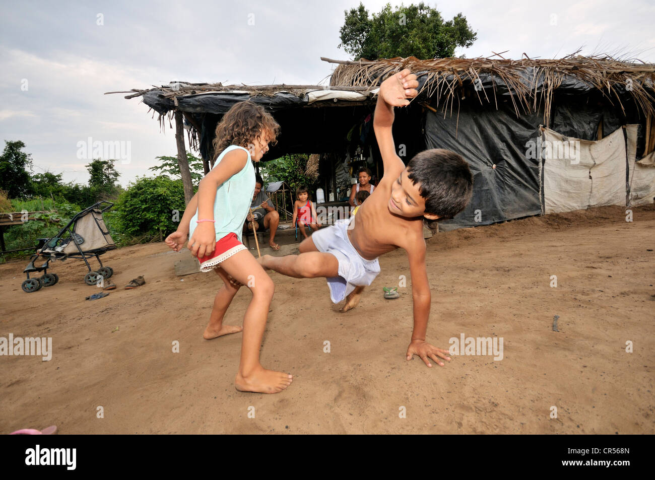 Bambini praticando Capoeira davanti alla loro casa semplice, Acampamento 12 de Otubro landless camp, Movimento dos Trabalhadores Foto Stock
