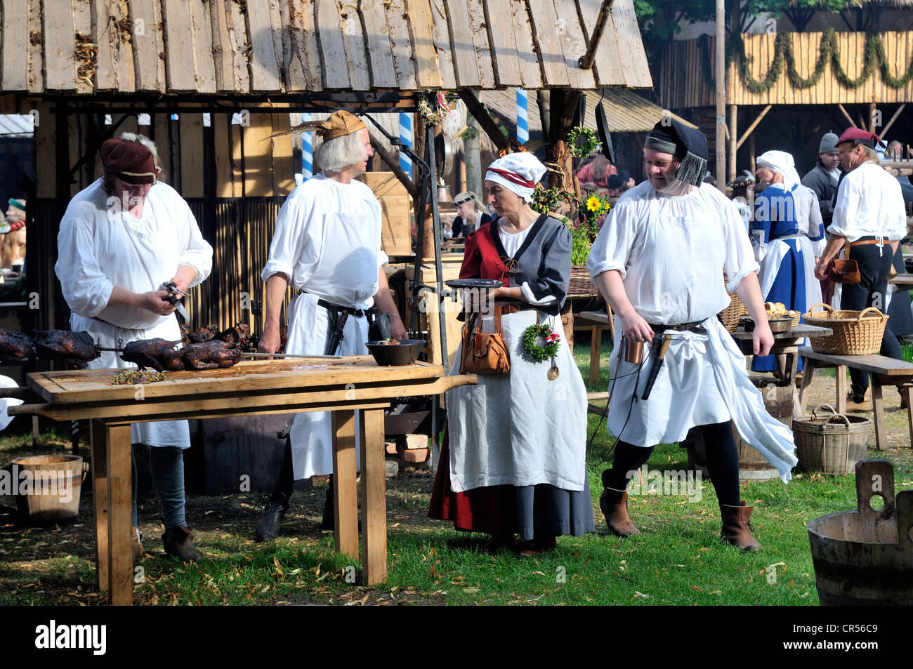 La vita quotidiana in un accampamento medievale durante la Landshuter Hochzeit 2009, uno dei più grandi rievocazioni storiche in Europa, Landshut Foto Stock