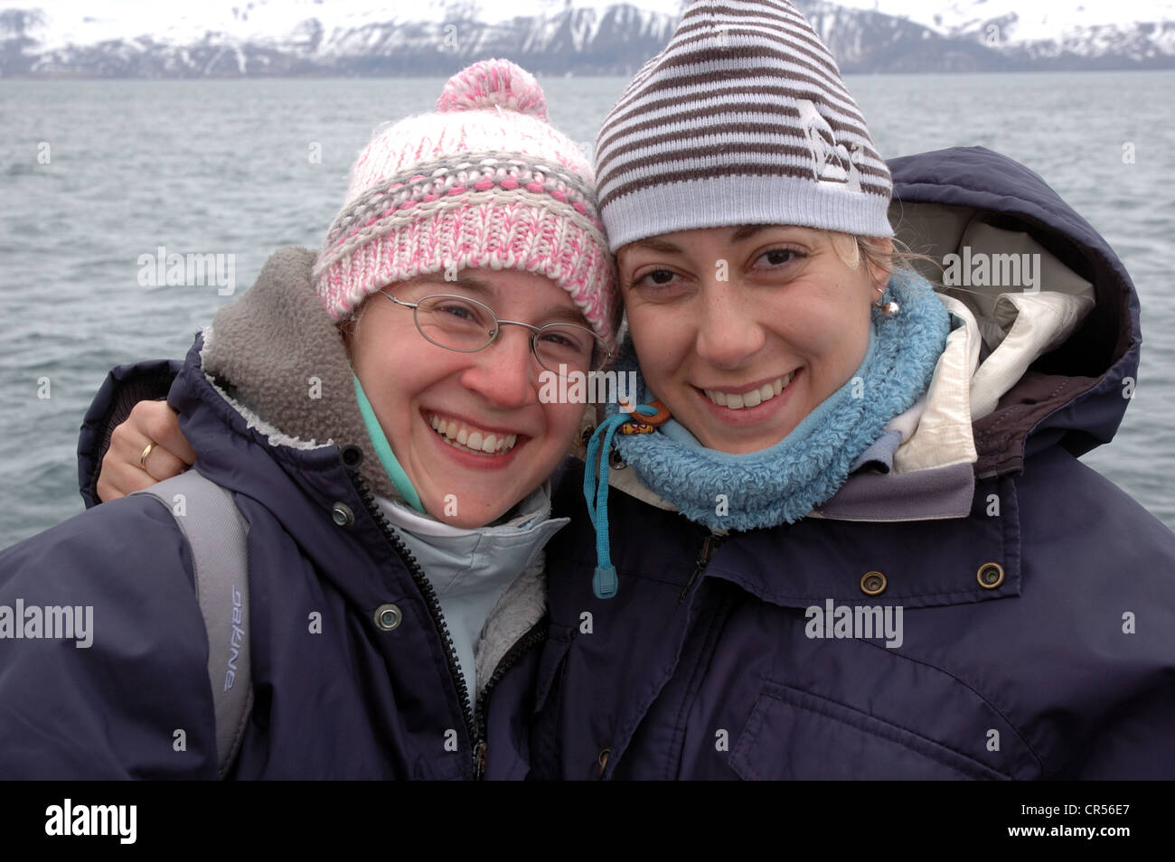 Due giovani donne su un whale-watching viaggio nel nord dell'Islanda Foto Stock