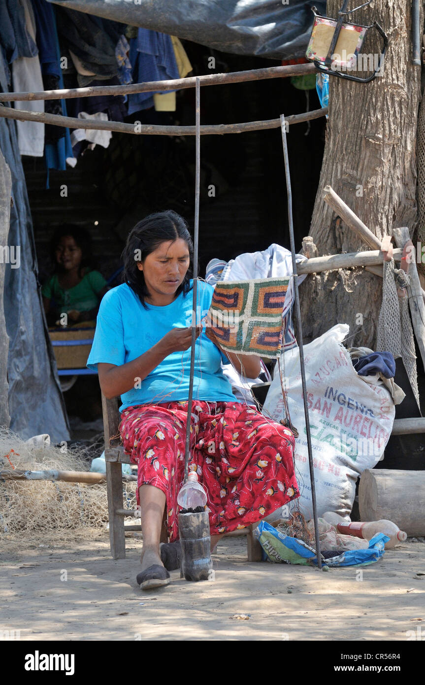 Arte e artigianato tradizionali, donna indigena la creazione di una borsa Yica da fibre di piante chaguar, comunità indigena di Santa Foto Stock