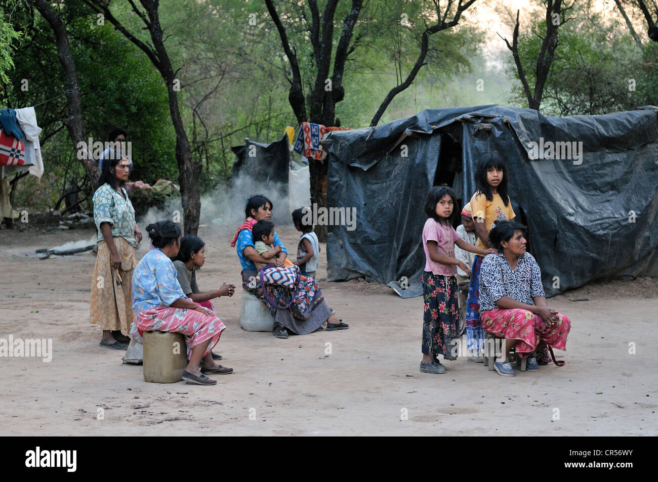 I residenti del molto povero villaggio indigeno di Chuchuy, Gran Chaco, Salta, Argentina, Sud America Foto Stock