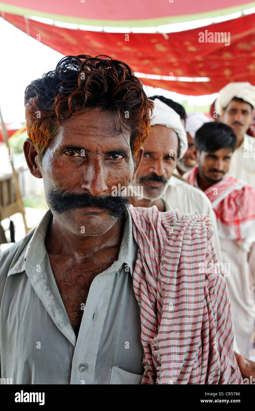 Uomo con grandi baffi e henné-capelli tinti, ritratto, Muzaffaragarh Punjab, Pakistan, Asia Foto Stock