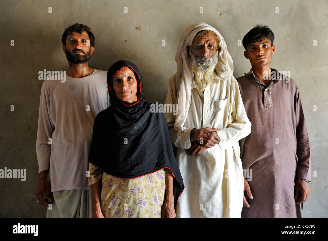 La donna è il capo della famiglia come lei molto anziane marito è senili, Moza Sabgogat Punjab, Pakistan, Asia Foto Stock