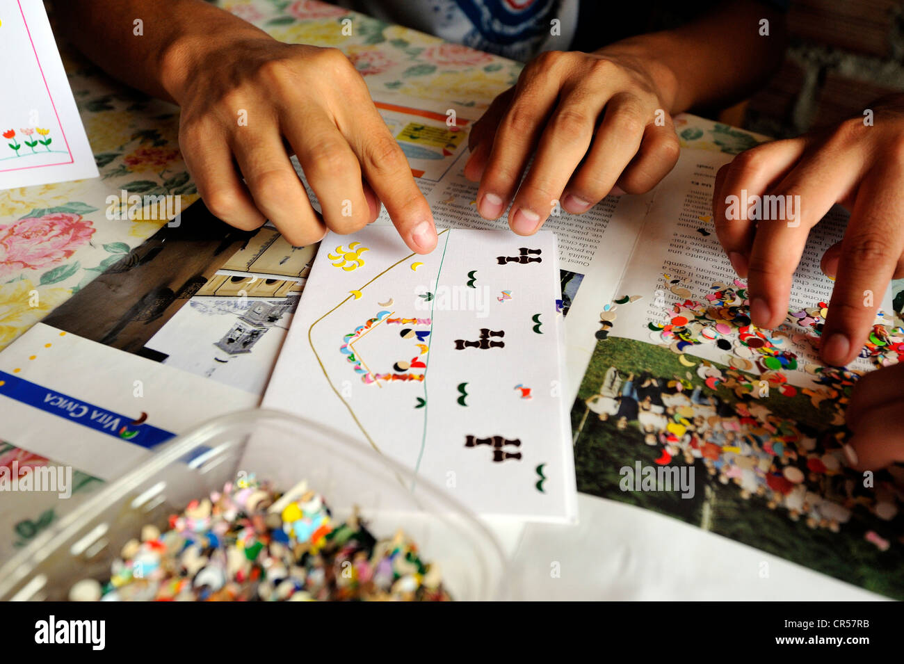 La produzione di carte di Natale fatto da coriandoli nel progetto Manthoc, un movimento di bambini e adolescenti in Foto Stock