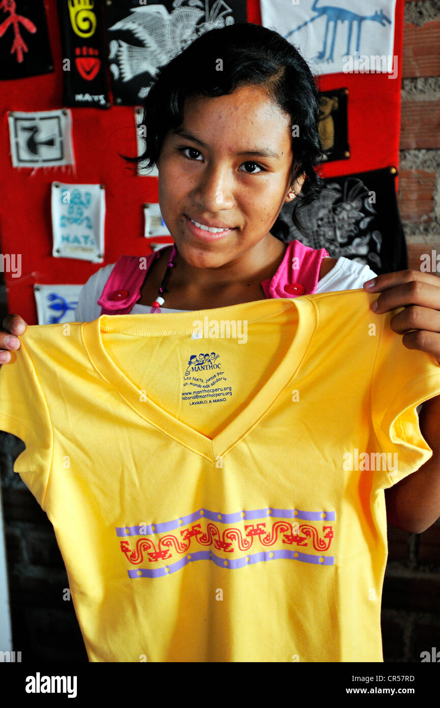 Ragazza, 15, presentante una T-shirt che ella ha stampato con un pattern, workshop dell'organizzazione Manthoc, un movimento di lavoro Foto Stock