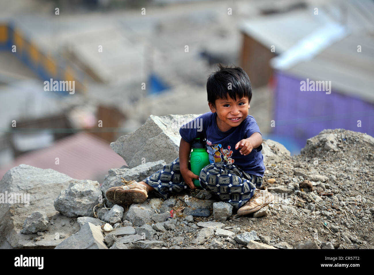 Little Boy nella baraccopoli di Amauta, Lima, Perù, Sud America Foto Stock
