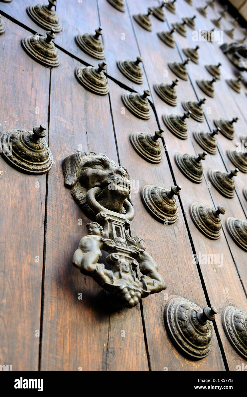 Porta di ferro respingente, testa di leone, alla porta del palazzo arcivescovile, Plaza Mayor e Plaza de Armas, Lima Foto Stock