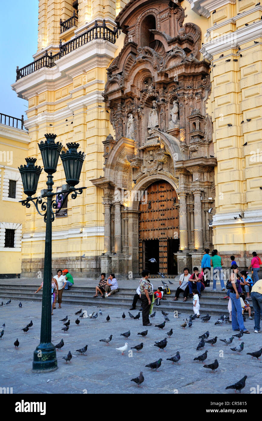 La gente sui gradini della chiesa di Iglesia de San Francisco Lima, Sito Patrimonio Mondiale dell'UNESCO, Perù, Sud America Foto Stock