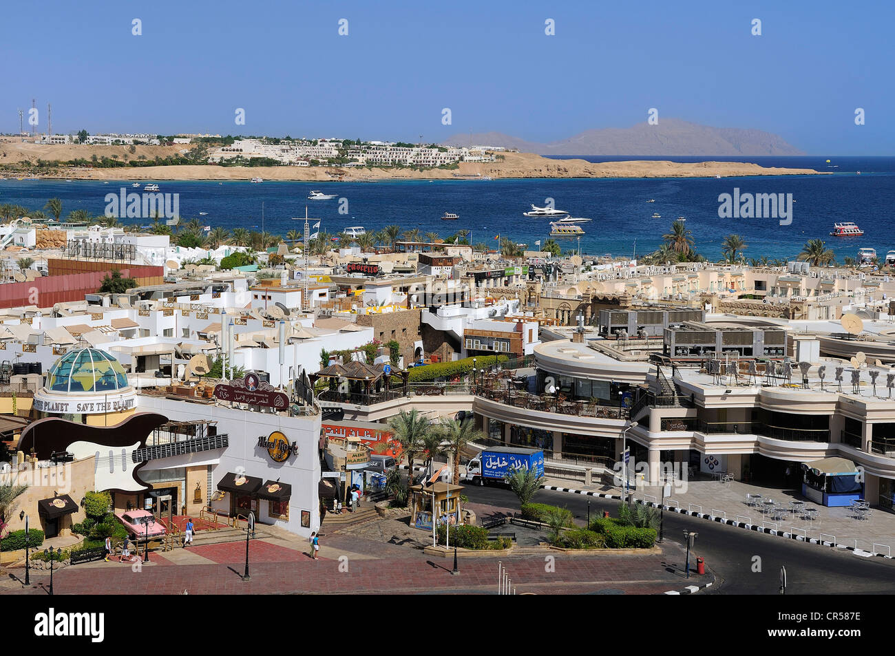 L'Egitto, la penisola del Sinai, Sharm el Sheikh, Baia di Naama distretto turistico, centro di Naama Mall sulla sinistra Foto Stock