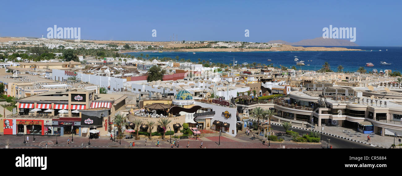 L'Egitto, la penisola del Sinai, Sharm el Sheikh, Baia di Naama distretto turistico, centro di Naama Mall sulla sinistra Foto Stock