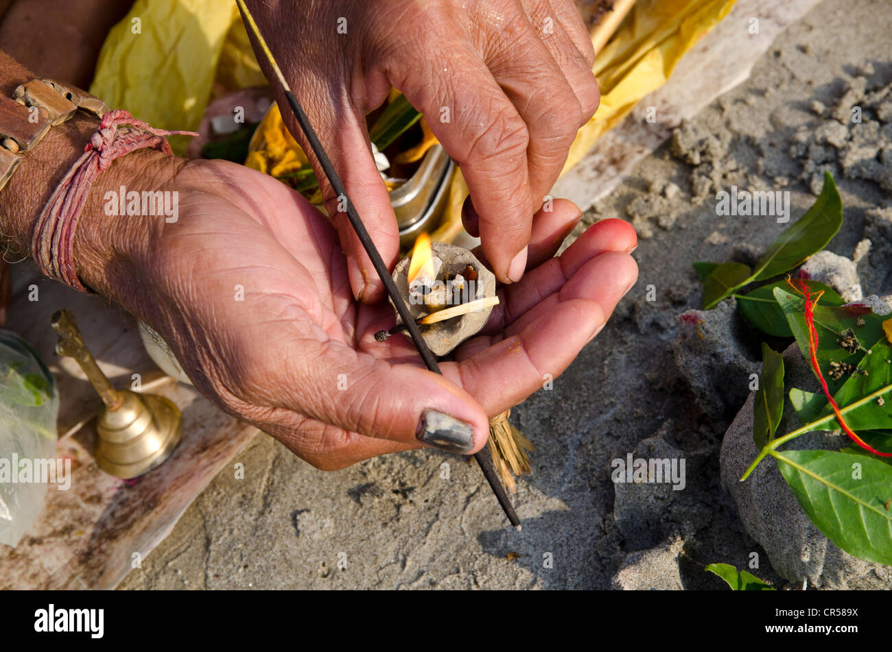 Un rituale religioso essendo eseguita a Sangam, alla confluenza dei fiumi Santo Gange, Yamuna e Saraswati, in India, Asia Foto Stock