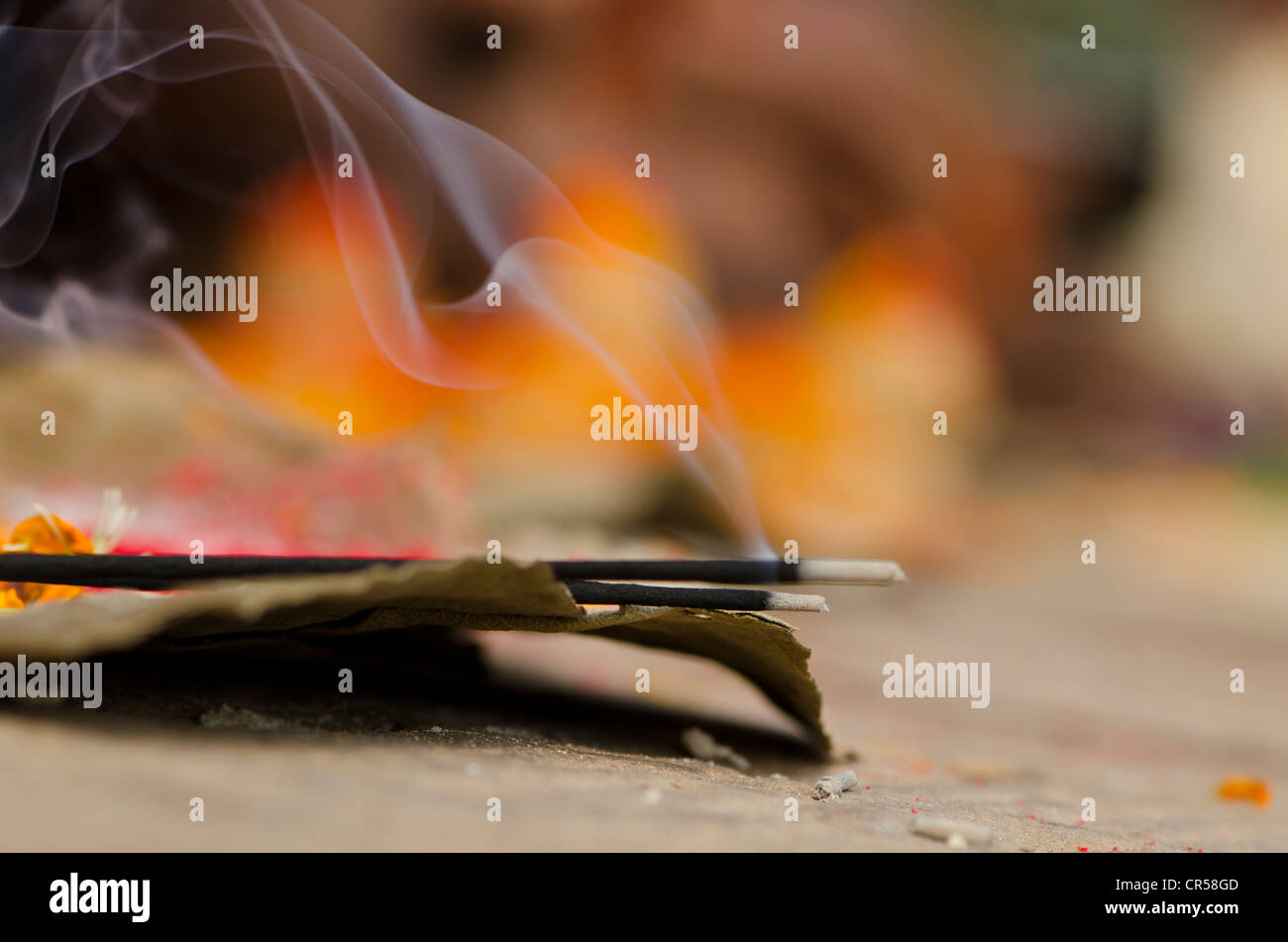 I rituali essendo eseguita sul ghats di Varanasi, Uttar Pradesh, India, Asia Foto Stock