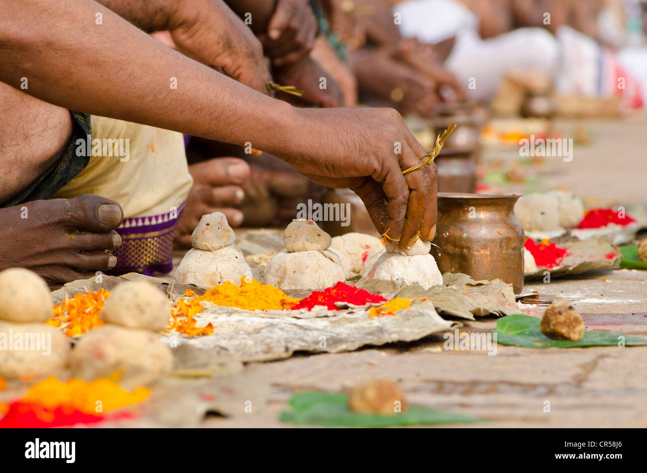 Rituale per dire addio all'anima di una persona deceduta a ghats di Varanasi, Uttar Pradesh, India, Asia Foto Stock