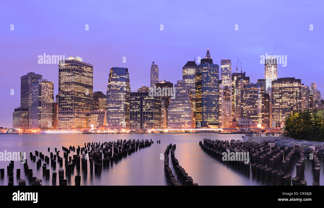 La parte inferiore di Manhattan di notte nella città di New York Foto Stock