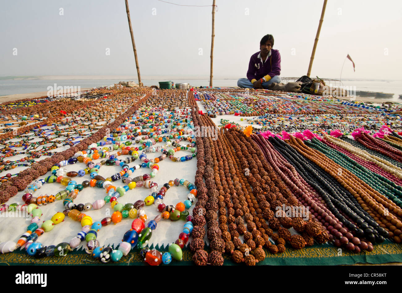 Malas, i gioielli spirituali, sono offerti per la vendita presso i ghats di Varanasi, Uttar Pradesh, India, Asia Foto Stock