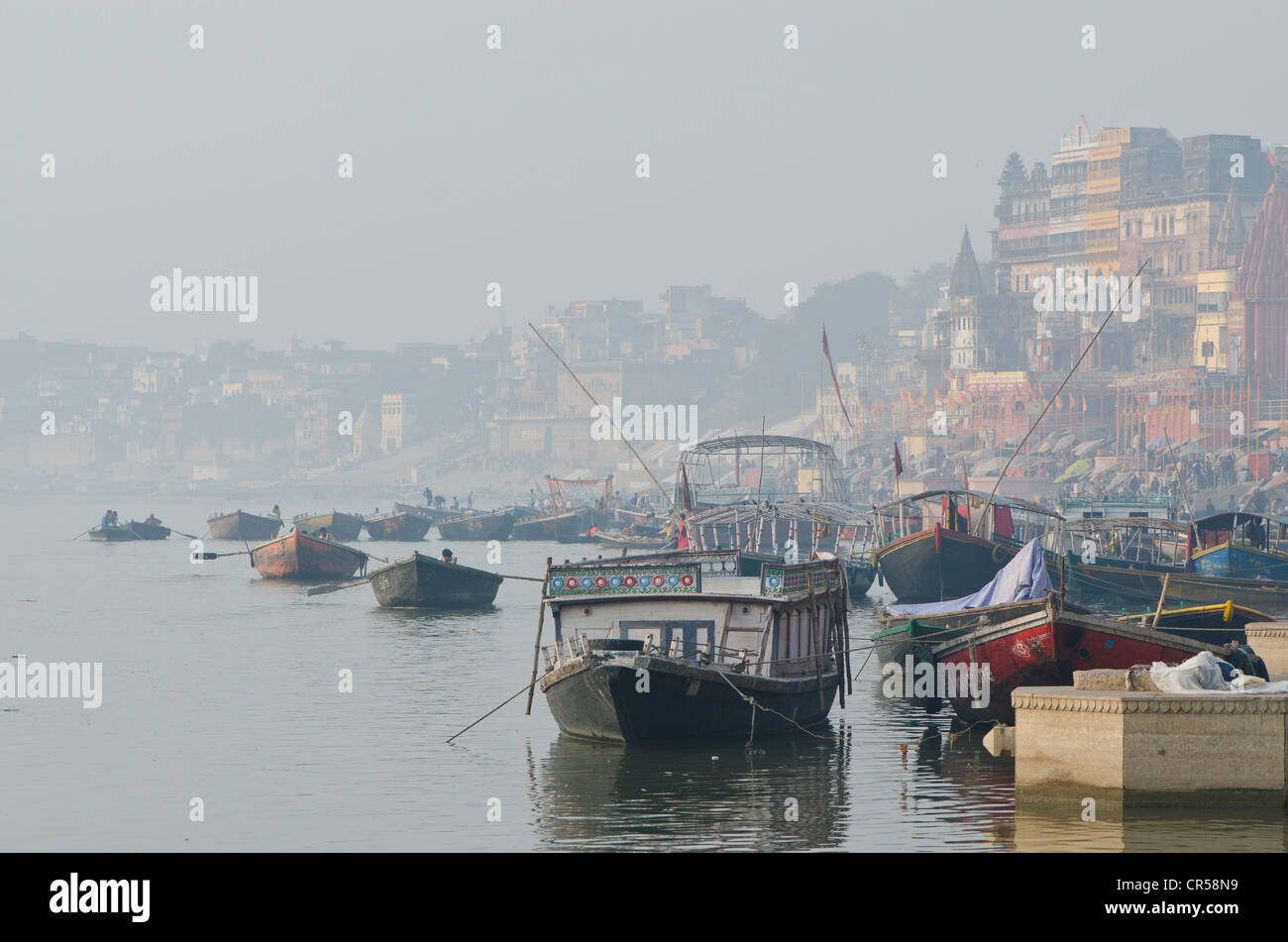 Barche sul fiume santo Ganges, Varanasi, Uttar Pradesh, India, Asia Foto Stock