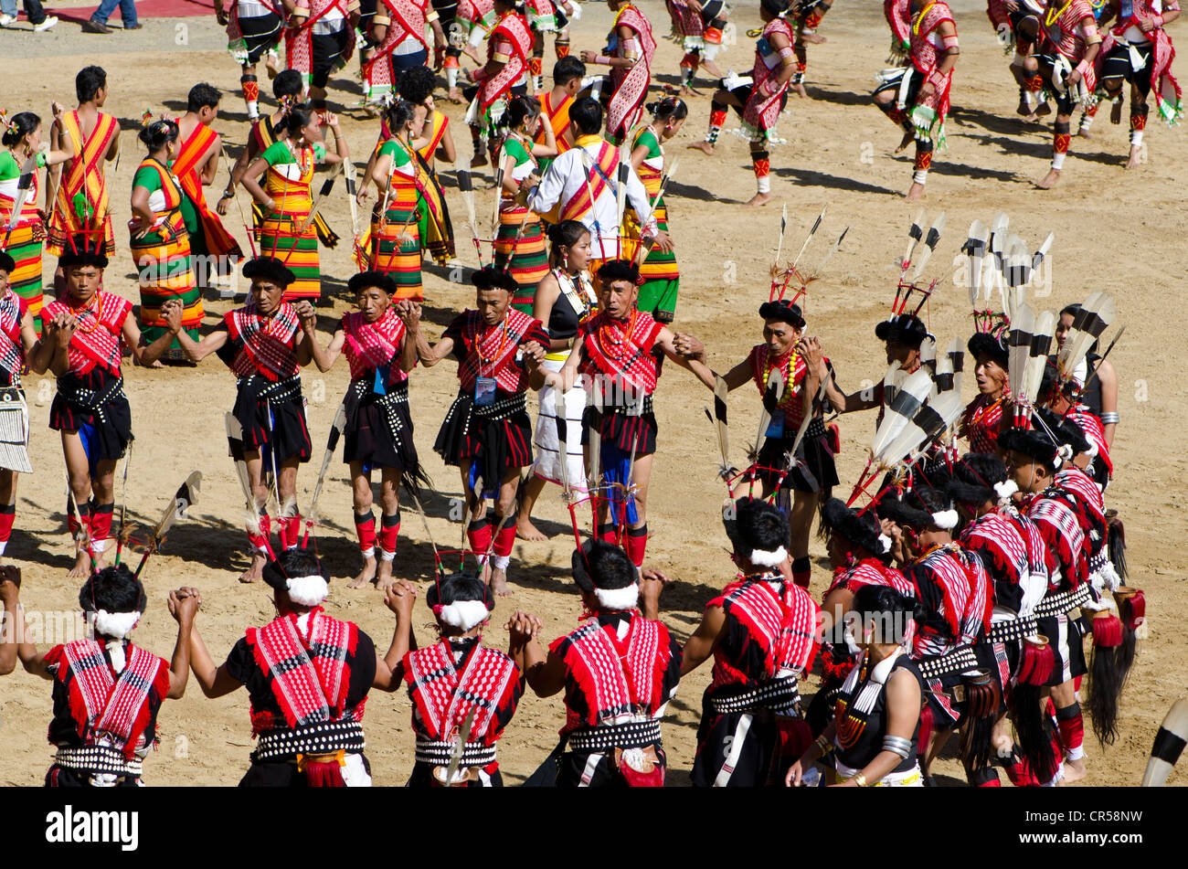 Guerrieri di diverse tribù eseguendo danze rituali presso il Festival di Hornbill, Kohima, Nagaland, India, Asia Foto Stock