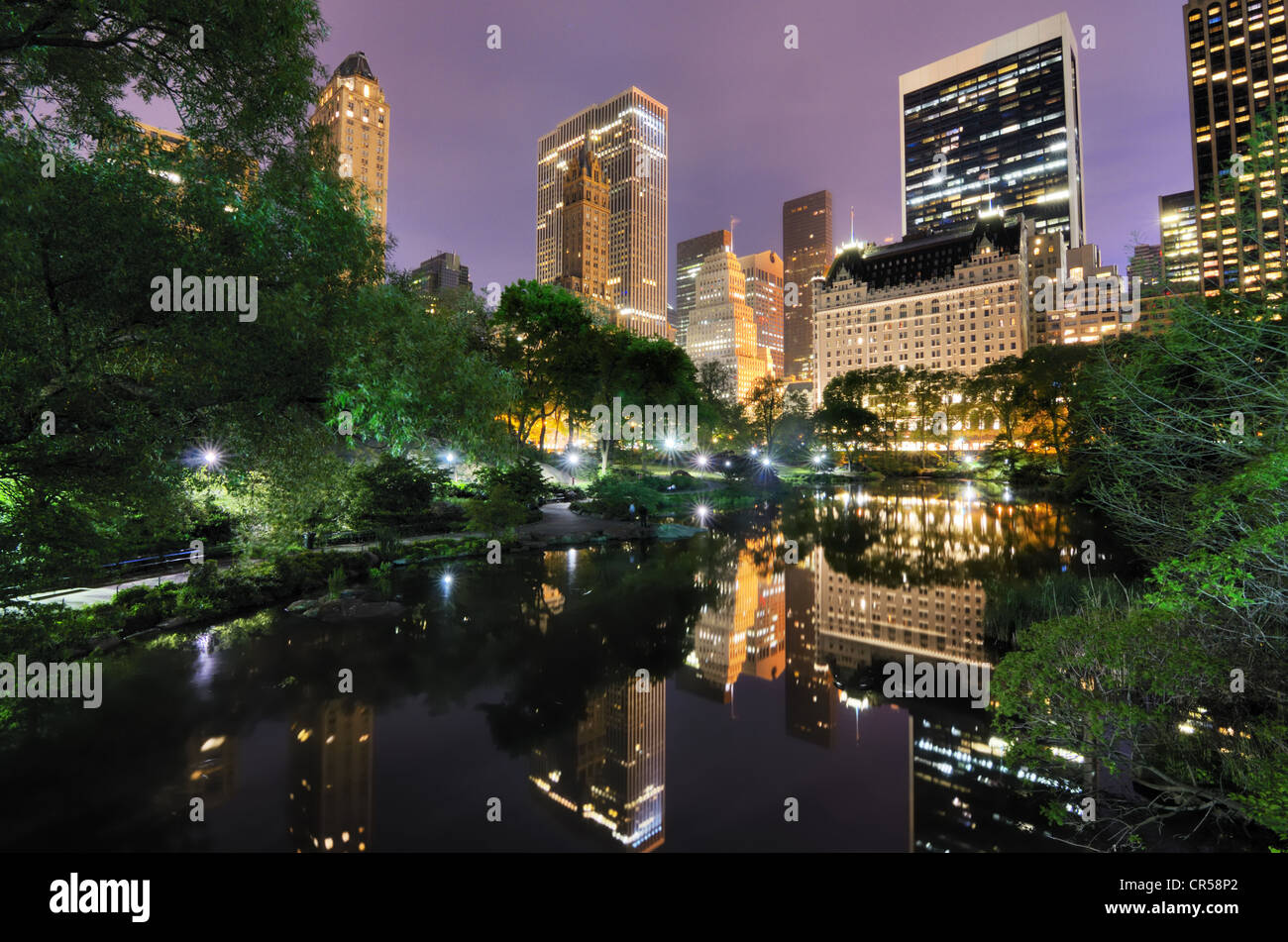 Central Park South skyline come visto dal laghetto in New York New York, Stati Uniti d'America. Foto Stock